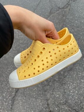 Native kids yellow Jefferson shoes